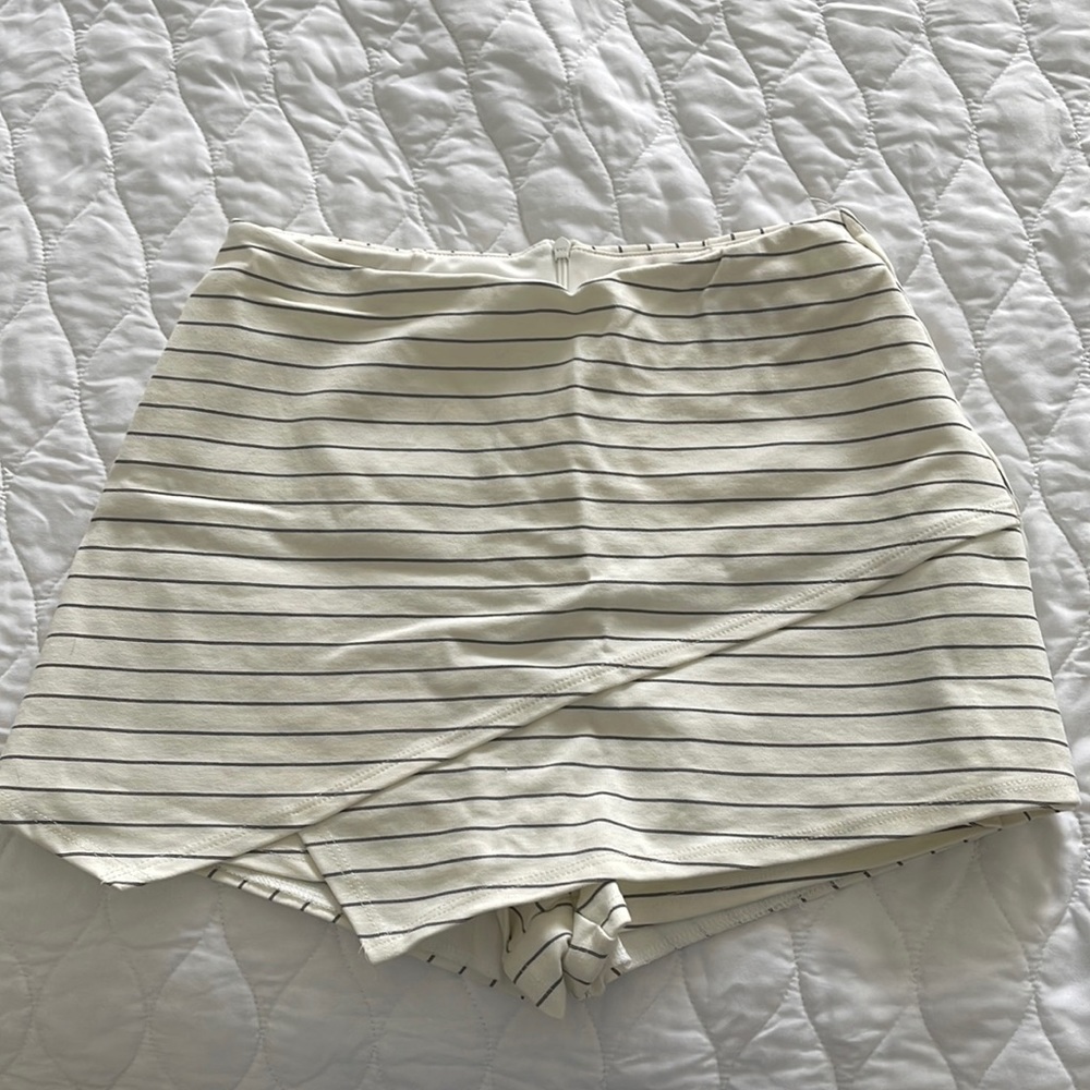 Lulus white and black striped skort